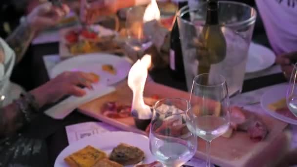 Терни Ноября 2022 Года Люди Ужином Пламенем Столе Разделочных Досках — стоковое видео