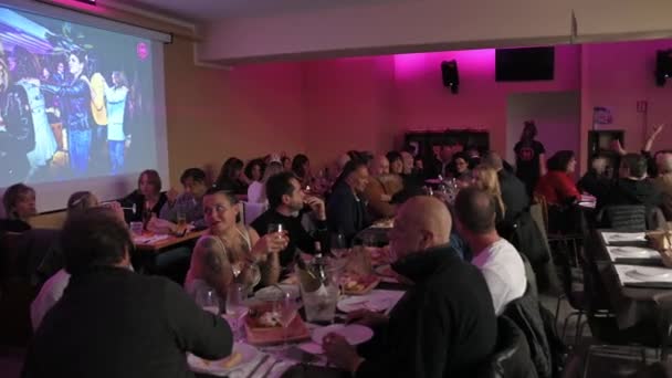 Terni Italy November 2022 Щасливі Люди Які Вечеряють Місцевому Барі — стокове відео