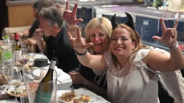 Terni Italia Noviembre 2022 Dos Mujeres Mesa Haciendo Cuernos Con — Vídeos de Stock