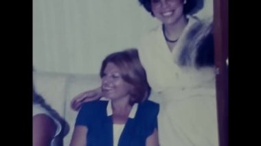 Palermo, İtalya Mayıs 1970: 70 'lerde ailesiyle birlikte küçük bir kızın doğum günü partisi