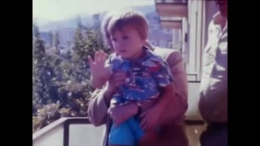 Palermo, Sicilya Mayıs 1970: 70 'lerde balkonlarında mutlu insanlar