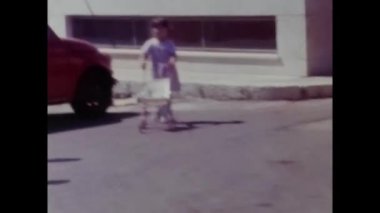 Palermo, Sicilya Mayıs 1970: 70 'lerde çocuklar top oynuyor