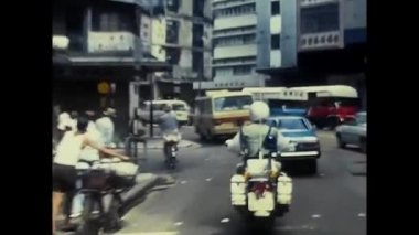 Hong Kong, Çin Mayıs 1970: Çin 'de Hong Kong şehrinde trafik 70' lerde binalar arasında