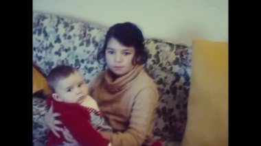 Palermo, İtalya Mayıs 1970: 70 'lerde evde oynayan iki kız ve erkek çocuk