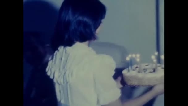意大利帕勒莫 1970年 70年代 小女孩在生日那天吹灭了蜡烛 — 图库视频影像