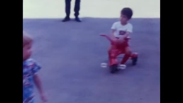 Palermo Sicília Maio 1970 Criança Triciclo Corre Rua Abaixo Década — Vídeo de Stock