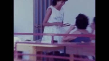 Palermo, İtalya Mayıs 1970: İnsanlar 70 'lerde evlerinin verandasında öğle yemeğinden sonra dinleniyorlar.
