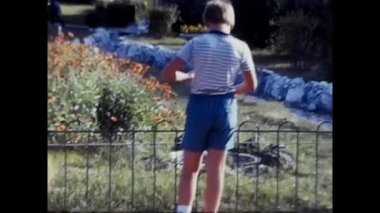 Palermo, İtalya Mart 1970: 70 'lerde ailesiyle parka giden çocuk