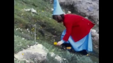 Palermo, Sicilya Mart 1970: maskeli çocuklar 70 'lerde açık havada oynuyorlar