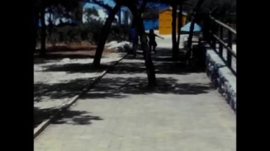 Palermo, Sicilya Haziran 1970: çocuklar 70 'lerin yazında açık havada oynuyorlar.