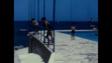 Palermo, Sicilya Haziran 1970: 70 'lerde alçak duvarda kayan çocuklar