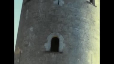 Napoli, İtalya Mayıs 1970: 70 'lerde turistlerle dolu bir kale