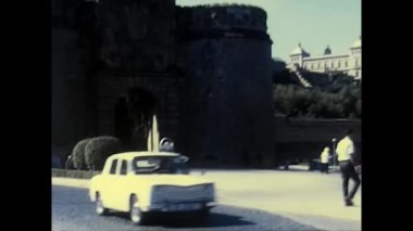 Napoli, İtalya Mayıs 1970: 70 'lerde turistlerle dolu bir kale