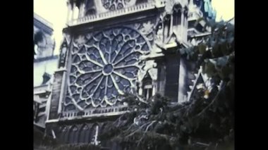 Paris Fransa Nisan 1970: 70 'lerde Paris' teki ünlü kadın katedrali altında turistler