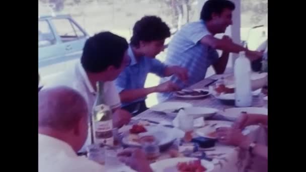 Palermo Włochy Maj 1970 Ludzie Jedzą Lunch Ganku Latach Tych — Wideo stockowe