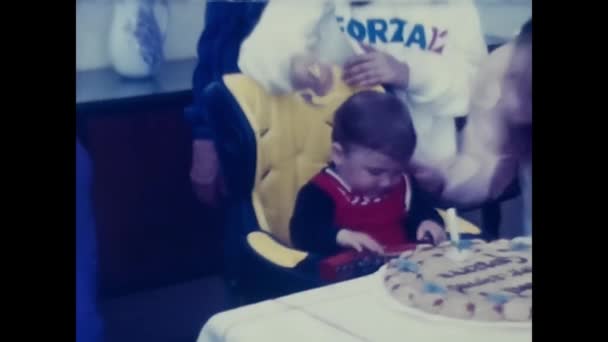 1970年4月 意大利帕勒莫 70年代 家庭在家里庆祝孩子的生日 — 图库视频影像
