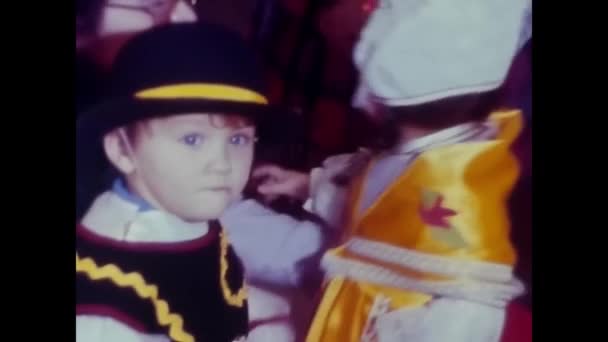 パレルモ イタリア1970年2月 70年代の漫画のキャラクターに扮したカーニバルで遊ぶ子供たち — ストック動画