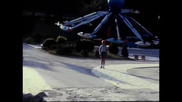 意大利帕勒莫1970年3月 70年代在游乐园的旋转木马下的孩子 — 图库视频影像