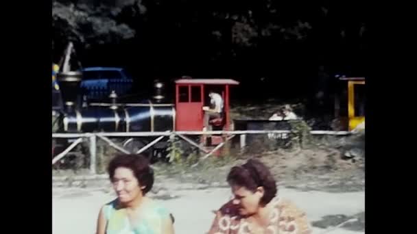 Палермо Италия Март 1970 Игрушечный Поезд Детской Площадке — стоковое видео