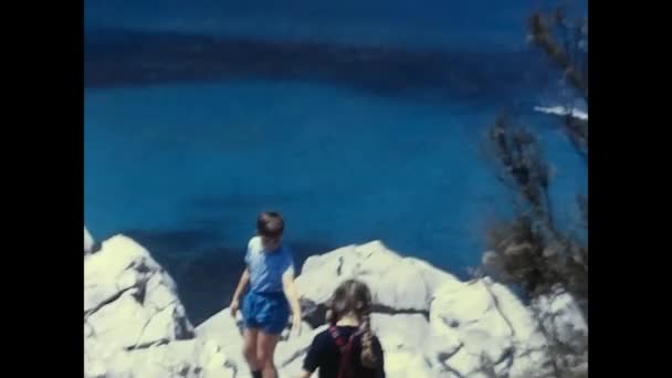 1970年6月 病重的帕勒莫 70年代孩子们在矮墙上滑倒的故事 — 图库视频影像