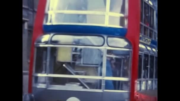 1970年4月 法国巴黎 70年代巴黎交通的长途汽车 — 图库视频影像