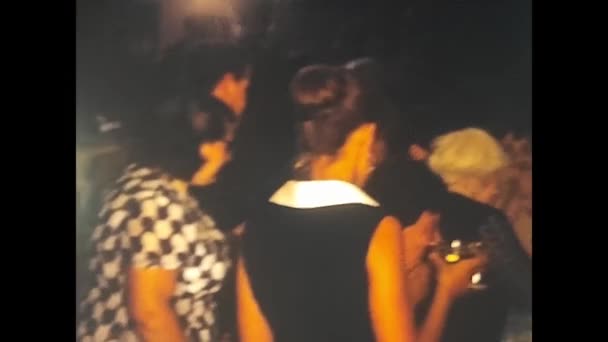 Palermo Olaszország 1970 Május Emberek Pezsgővel Koccintanak Étteremben Években — Stock videók