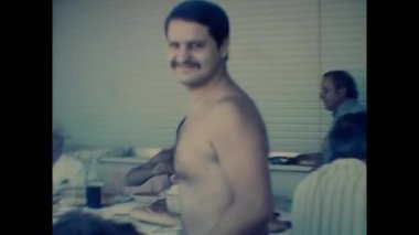 Palermo, İtalya Mayıs 1970: Aile kadını 70 'lerde masada öğle yemeği servisi yapıyor.