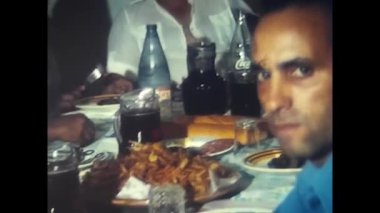 Palermo, İtalya Mayıs 1970: 70 'lerde öğle yemeğinde Sicilyalı aile