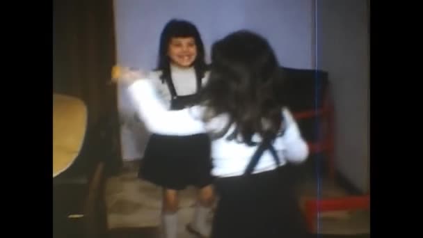 意大利帕勒莫 1970年 70年代 双胞胎姐妹在他们的生日那天在家里玩耍 — 图库视频影像