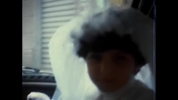 Palermo Włochy Maj 1970 Mała Dziewczynka Białej Sukni Idzie Kościoła — Wideo stockowe
