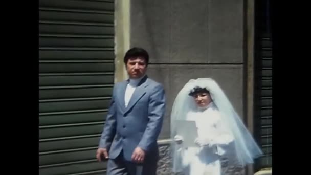 Palermo Italia Mayo 1970 Padre Hija Vestido Blanco Comunión Iglesia — Vídeos de Stock
