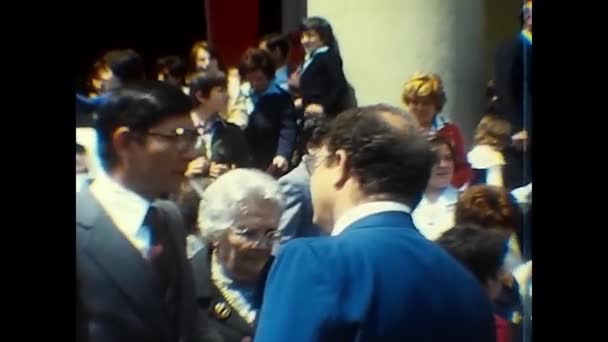 意大利帕勒莫 1970年 70年代的仪式结束后 人们聚集在教堂外 — 图库视频影像