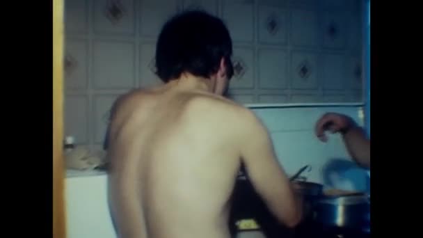 Палермо Италия Май 1970 Люди Кухне Готовят Порции Еды Обед — стоковое видео