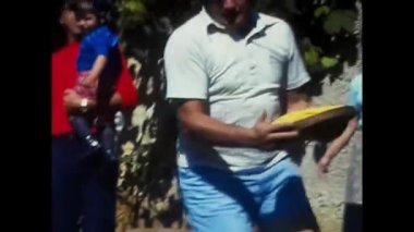 Palermo, İtalya Haziran 1970: Adam 70 'lerde açık hava masasına yanan tavalar getiriyor.