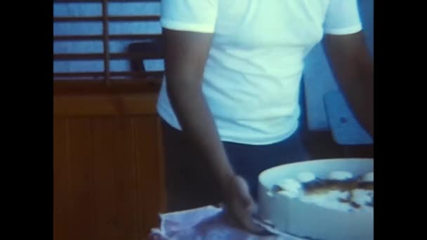パレルモ イタリア1970年6月 少年がテーブル70にケーキを開く — ストック動画