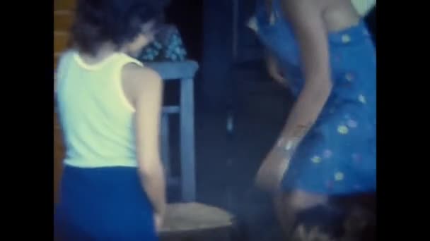 Palerme Italie Juin 1970 Les Gens Plaisantent Sur Leur Balcon — Video