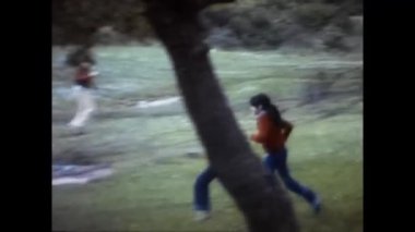 Palermo, İtalya Nisan 1970: 70 'lerde dağlarda piknik yapan ve şakalaşan bir grup insan