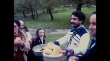 Palermo, İtalya Nisan 1970: 70 'lerde dağlarda piknik yapan ve şakalaşan bir grup insan