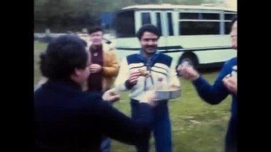 Palermo, İtalya Nisan 1970: 70 'lerde dağlarda piknik yapan ve şakalaşan bir grup insan