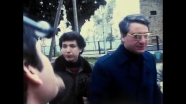 Palermo, İtalya Nisan 1970: 70 'lerde bir dağ köyünde açık havada yemek yiyen bir grup insan