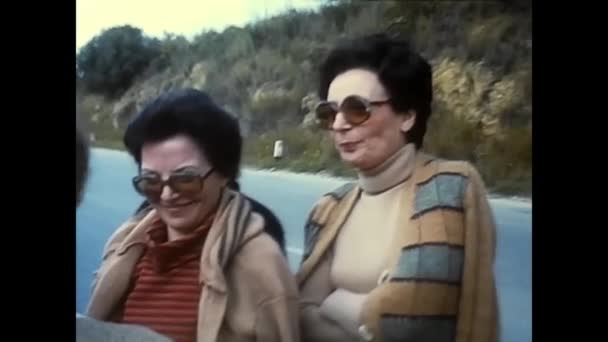 パレルモ イタリア1970年4月 70年代の山道を歩く人々のグループ — ストック動画
