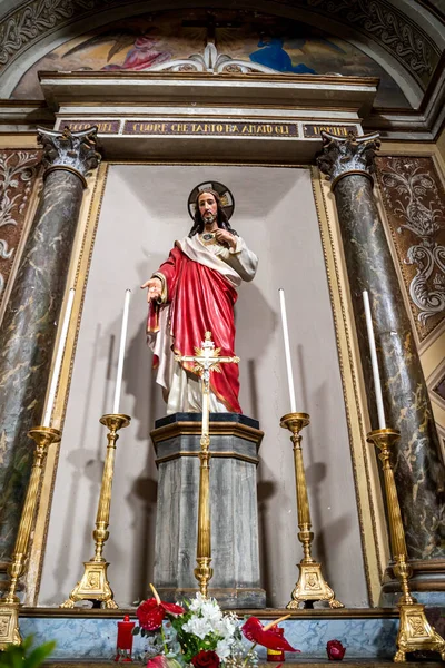 Standbeeld Van Jezus Met Kaars Geplaatst Kerk — Stockfoto