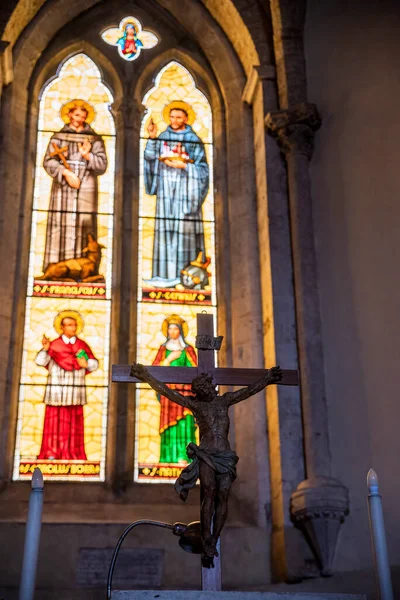 Crucifix Detail Met Glas Lood Achter Met Heiligen Afgebeeld — Stockfoto