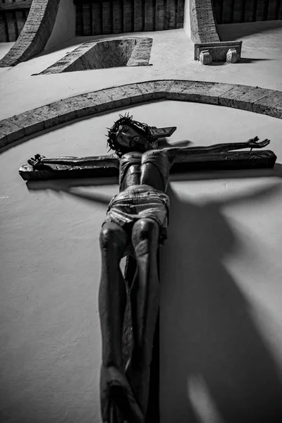 Crucifixo Com Jesus Colocado Igreja Preto Branco — Fotografia de Stock