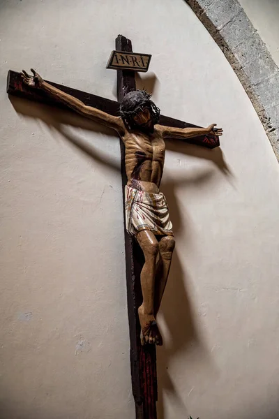 Crucifijo Con Jesús Colocado Iglesia Luz Tenue —  Fotos de Stock