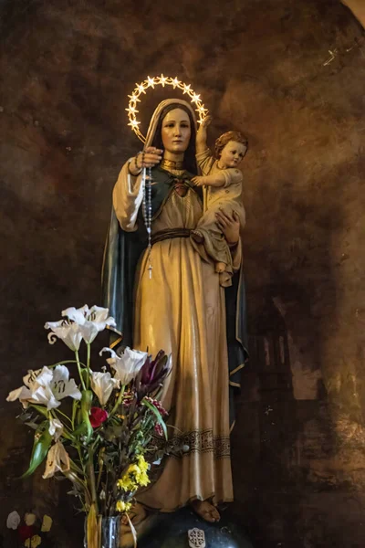 Staty Madonnan Med Baby Jesus Och Blommor Vid Hennes Fötter — Stockfoto