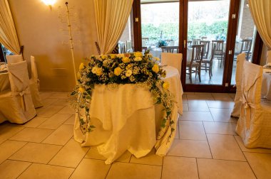 Restoranda çiçek süslemeli bir çift için hazır masa.