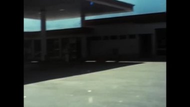 Milan, İtalya Nisan 1970: 70 'lerde barın bulunduğu servis alanında Pullman yakıt ikmali