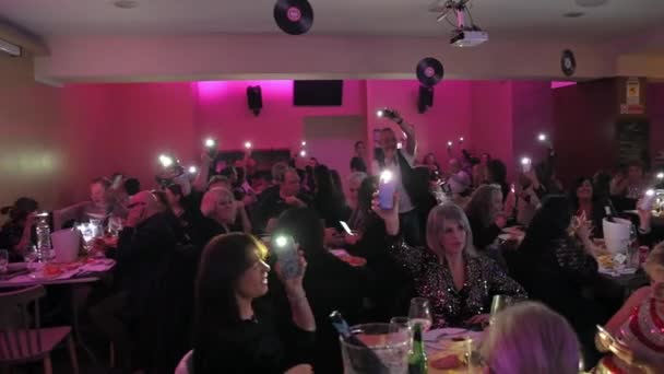 Terni Italien Dezember 2022 Abendessen Lokaler Disco Atmosphäre Mit Telefonbeleuchtung — Stockvideo
