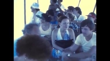 Madrid, İspanya Haziran 1970: 70 'lerde hareket halindeki bir teknede oturan turistler